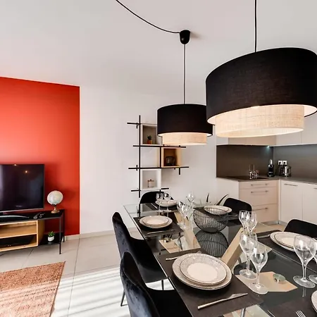 Le Reposoir - New 2 Bedroom With Terrace & Garage *